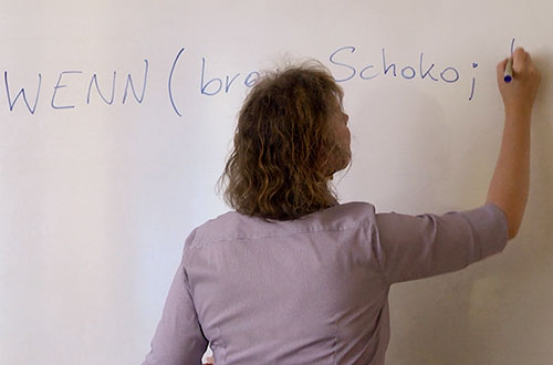 Claudia beim Unterrichten
